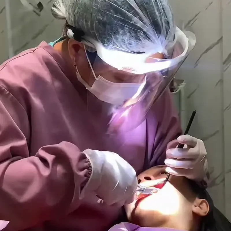drg. Elita Elisabet Sihombing melakukan perawatan tambal gigi