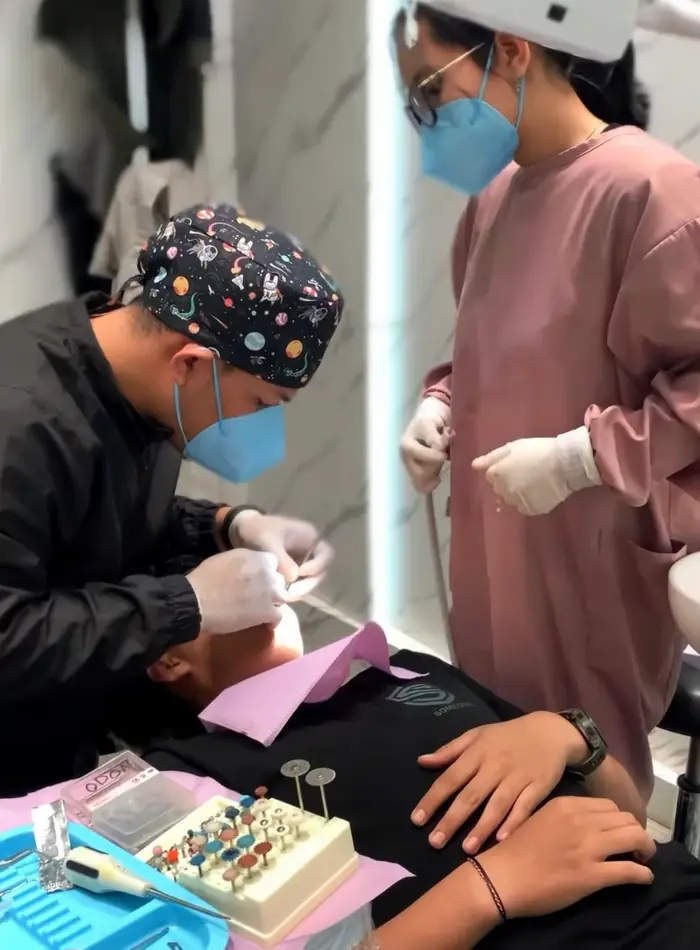 Dokter gigi dan asisten Close Dental memeriksa pasien
